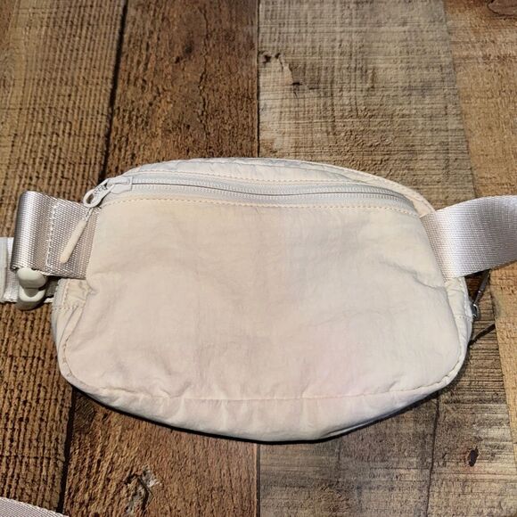 Lululemon Everywhere Belt Bag 1L
White Opal - Picture 13 of 16